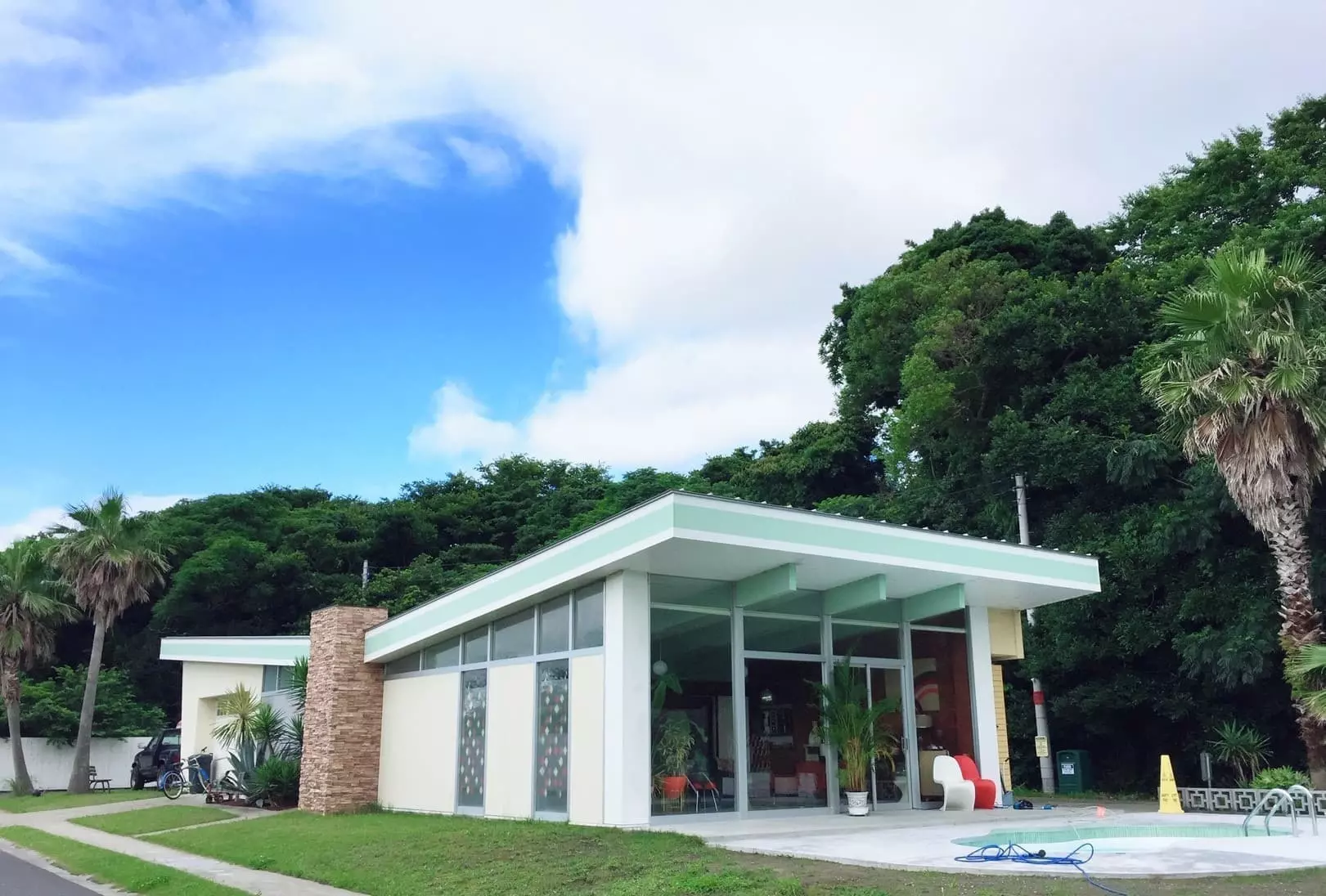 Palms 22 外観 バタフライルーフのミッドセンチュリーデザイン