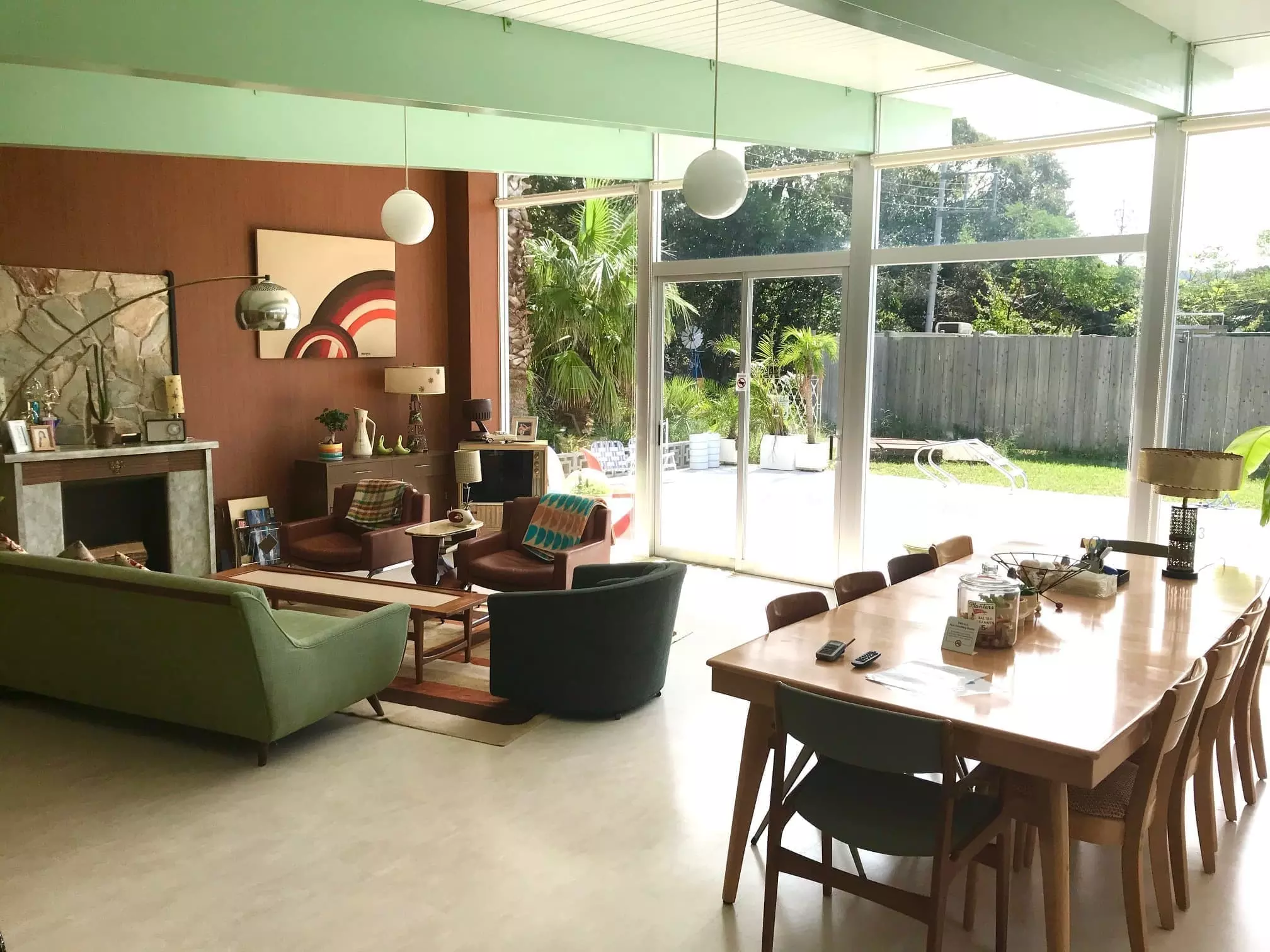 Palms 22 カフェレストランエリアと駐車スペース