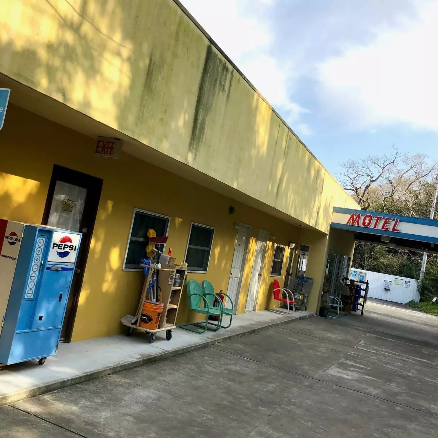 Palms 22 カフェレストランエリアと駐車スペース